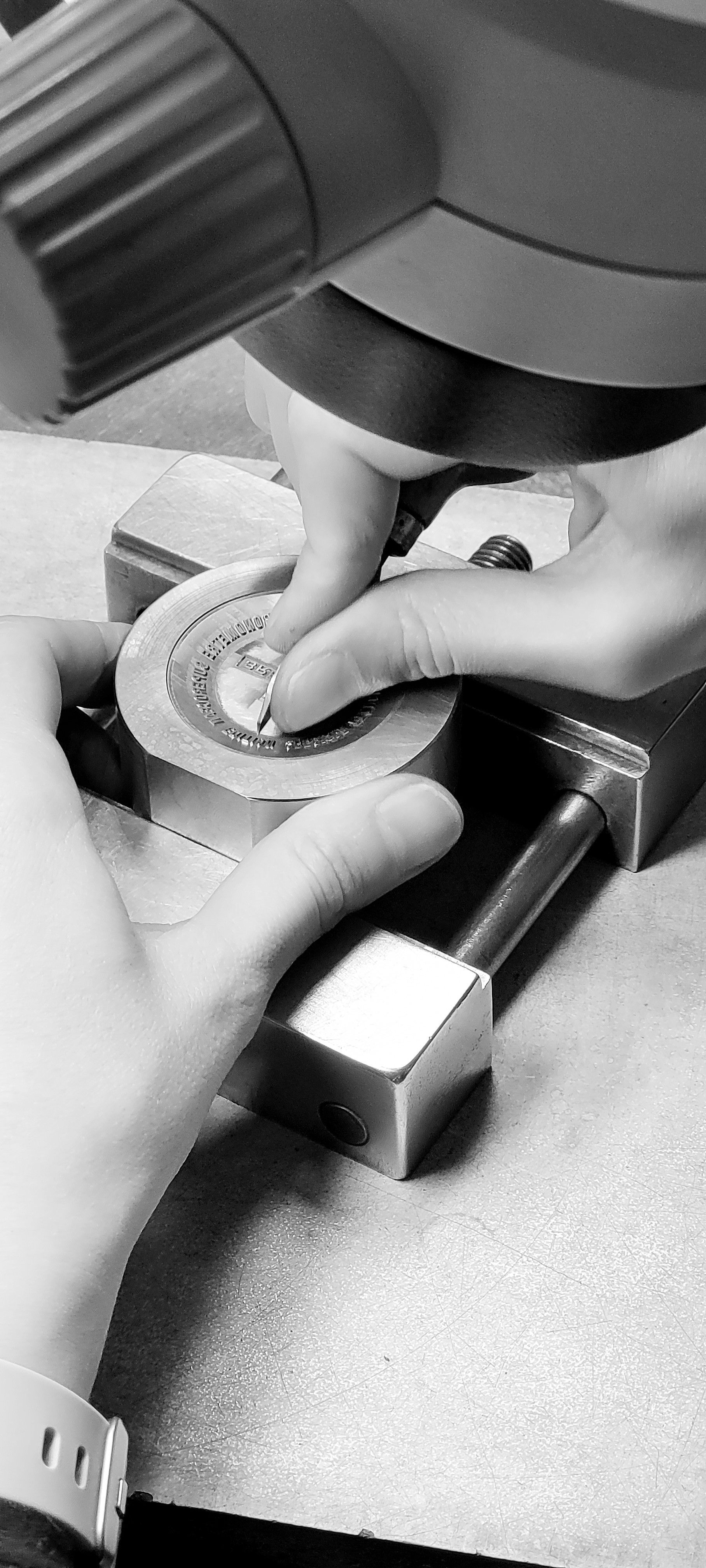 Gros plan sur les mains d'un artisan en plein usinage