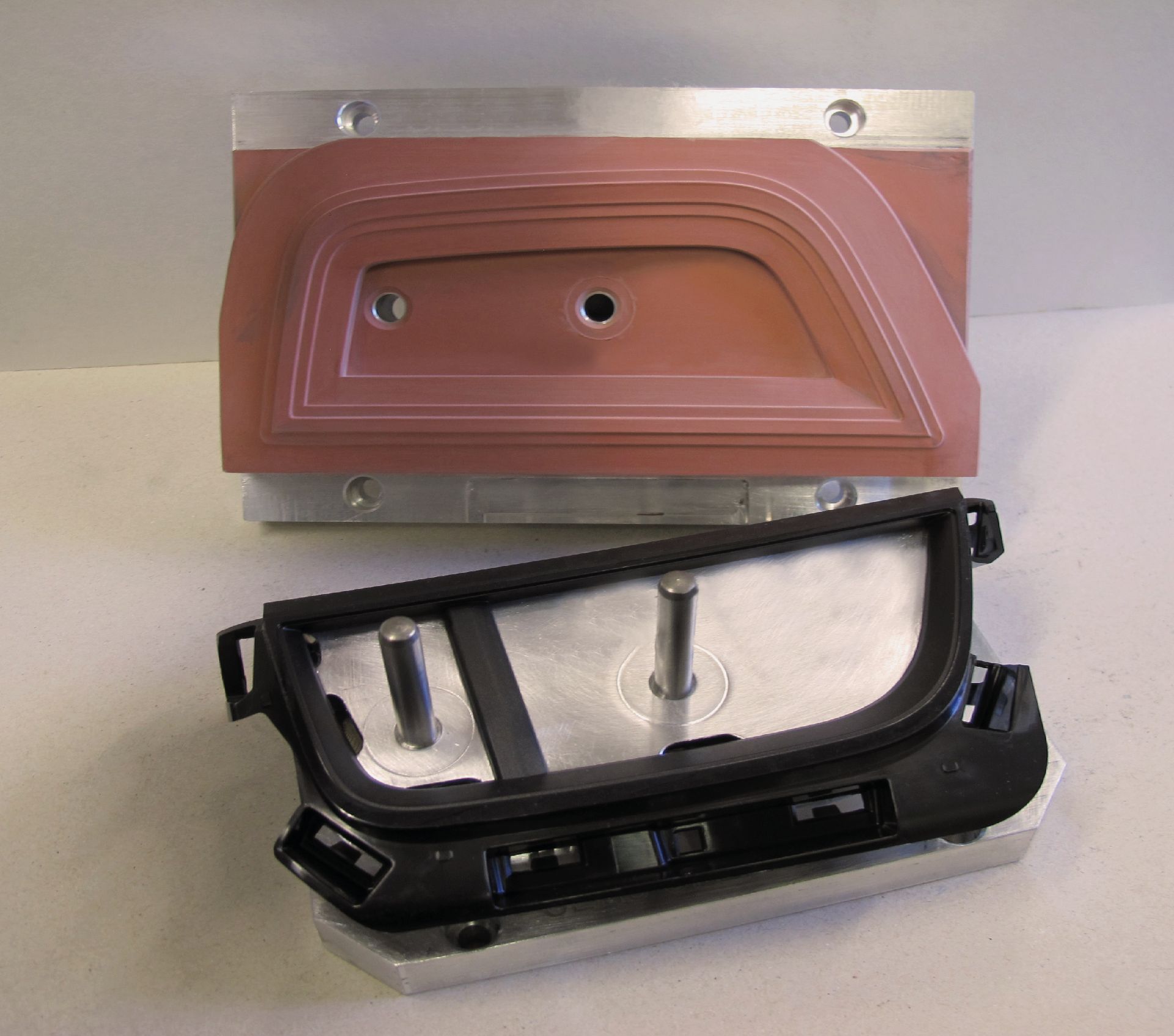 Deux plaques de moules, un noir et l'autre orange