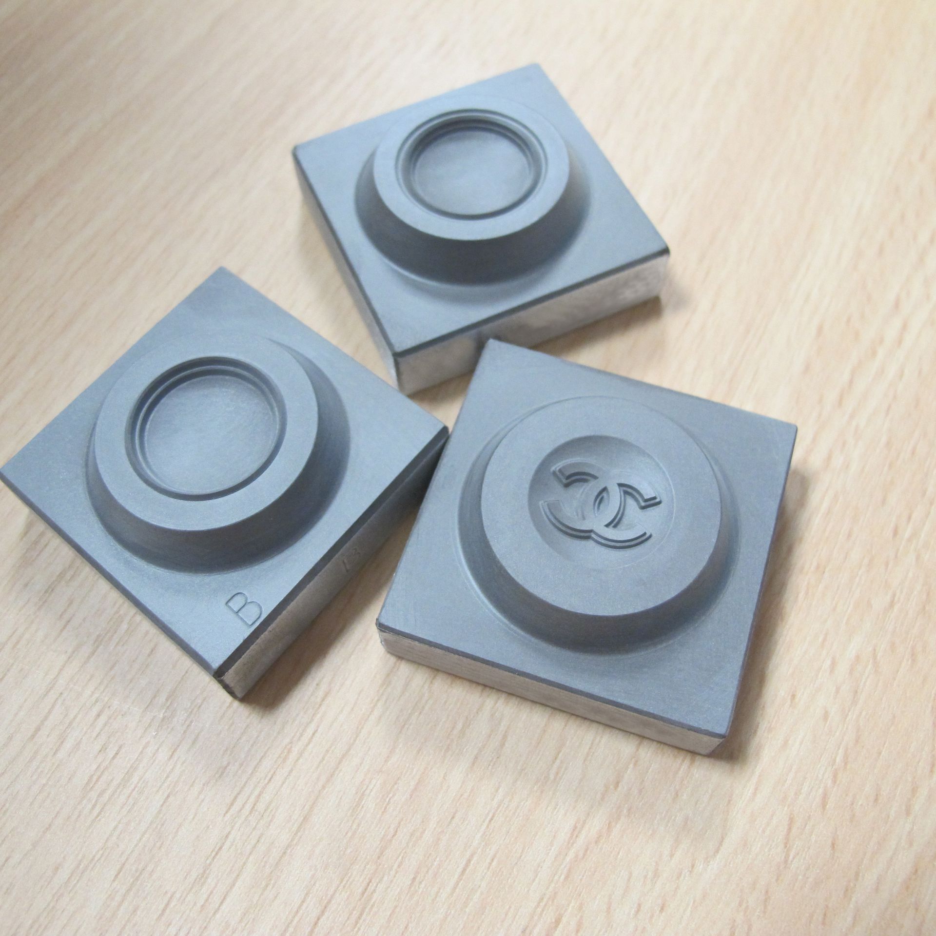 Trois moules en silicone gris