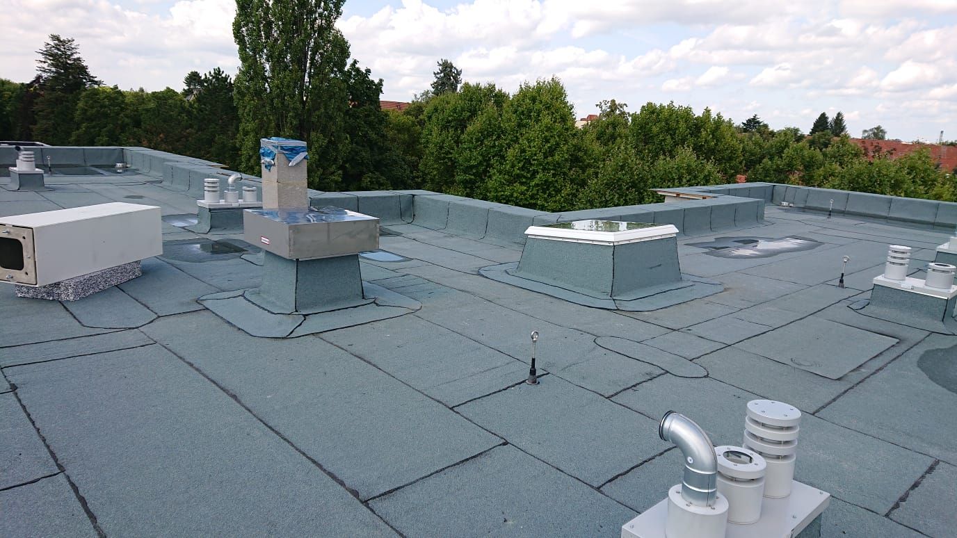 Dachdecker bei der Arbeit