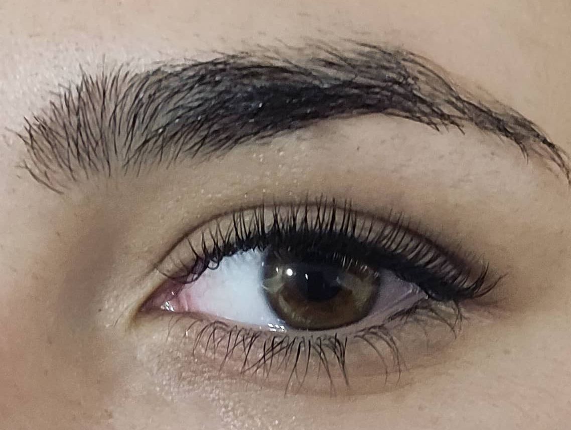 Un primer plano del ojo de una mujer con pestañas largas.