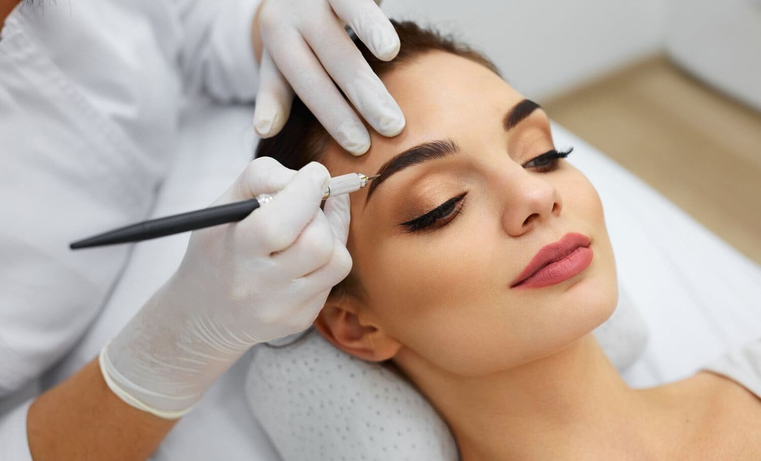 Una mujer se está haciendo un tatuaje en las cejas.