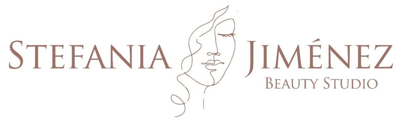 Logotipo para Stefania Jiménez Beauty Studio, que presenta un rostro con arte lineal y texto en color topo.