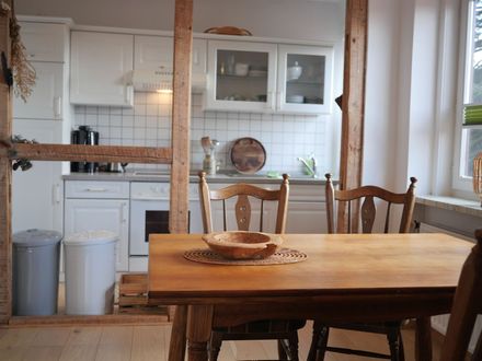 Gemütliches Wohnzimmer mit offenem Wohnbereich