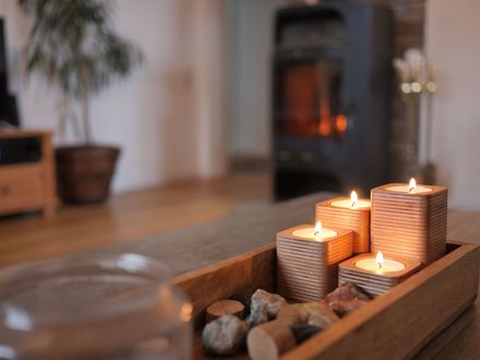 Gemütliches Wohnzimmer mit Kamin