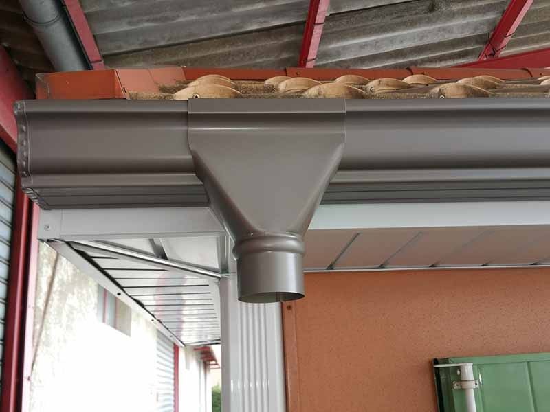 Gouttière de zinc avec goulot de sortie de pluie