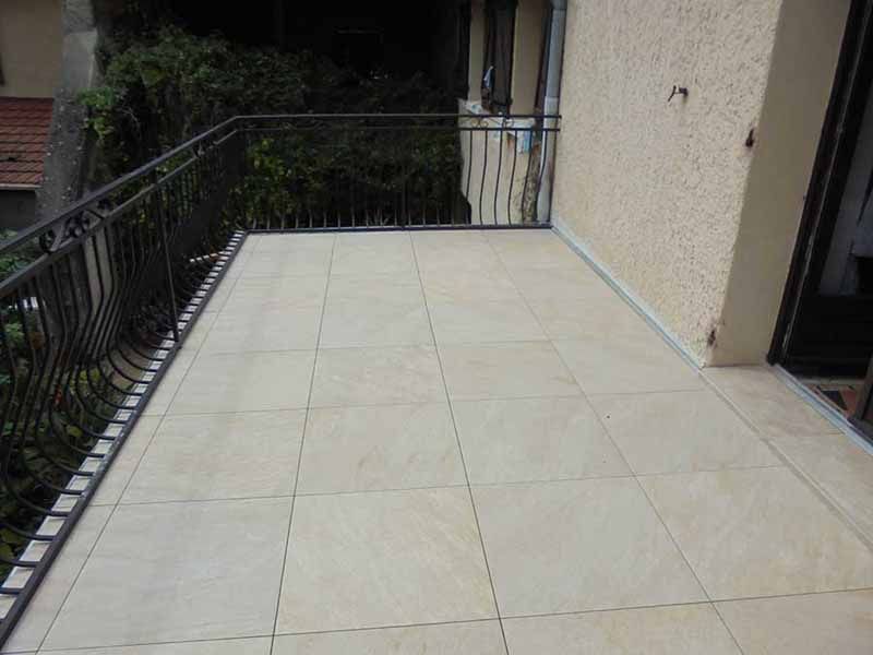 Balcon avec des dalles et une rambarde de sécurité