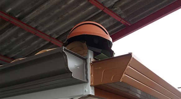 Pose de zinguerie sur toiture en taule 