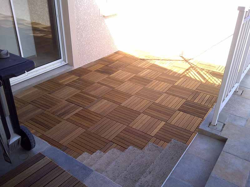 Installation de dalles de bois sur une terrasse de bois