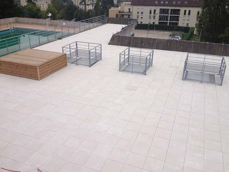 Terrasse de toit avec plusieurs mesures de sécurité