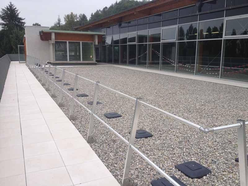 Gros plan sur une rambarde de sécurité de toit terrasse