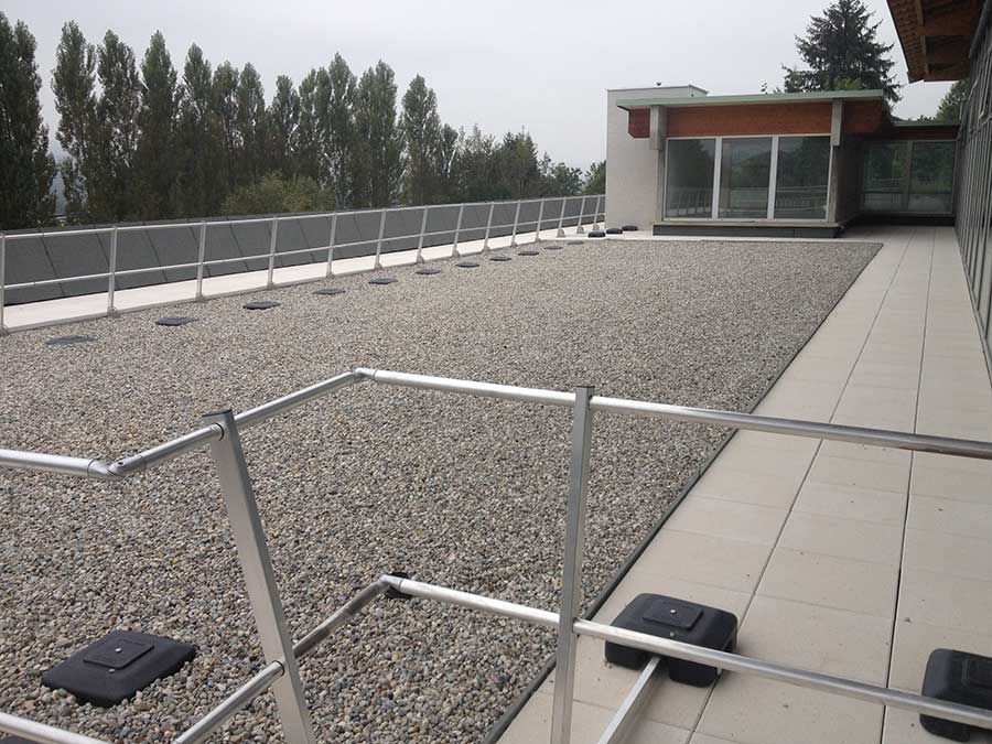 Toiture terrasse d'un bâtiment tertiaire avec garde-corps 