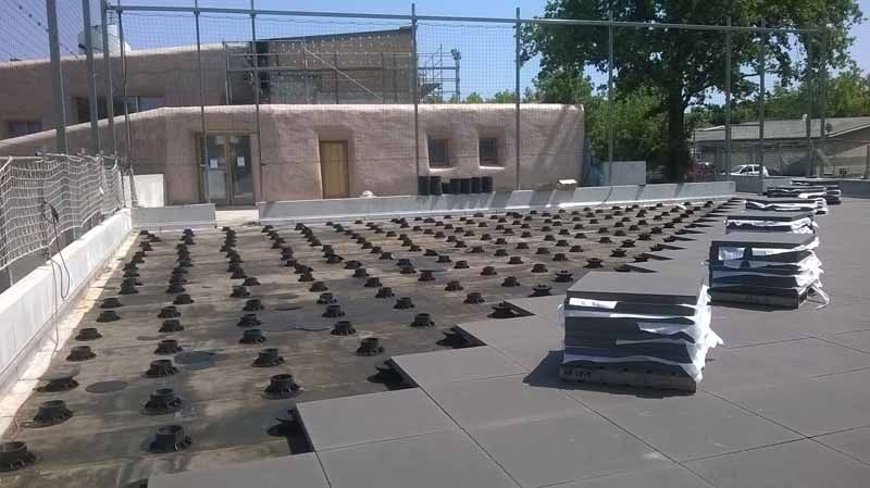 Installation de dalles isolantes sur un toit plat