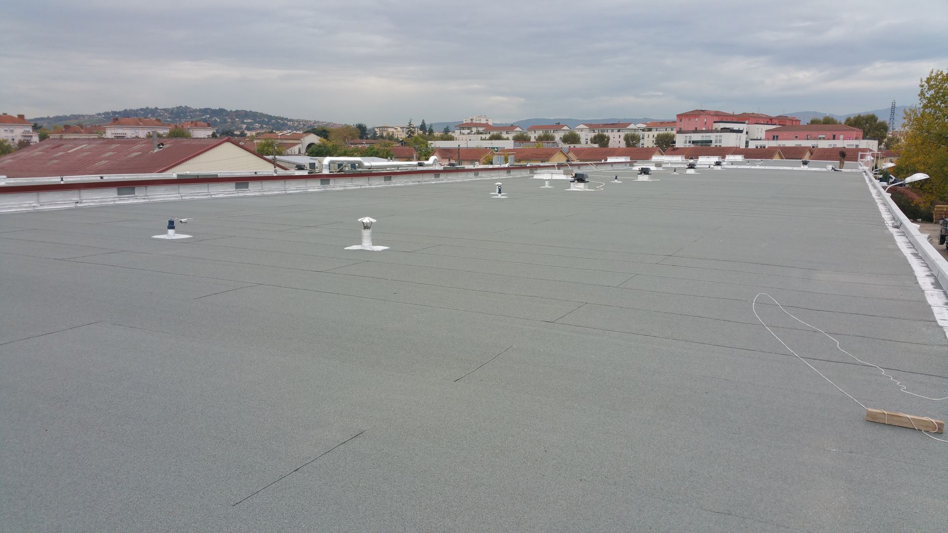 Toit plat avec des aérations faites de zinc