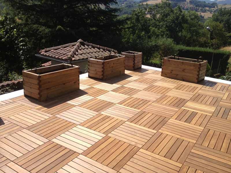 Fintions d'une toiture terrasse avec des dalles en bois