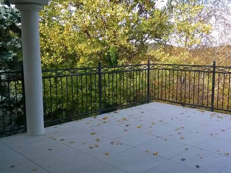 Terrasse avec dalles sur plots