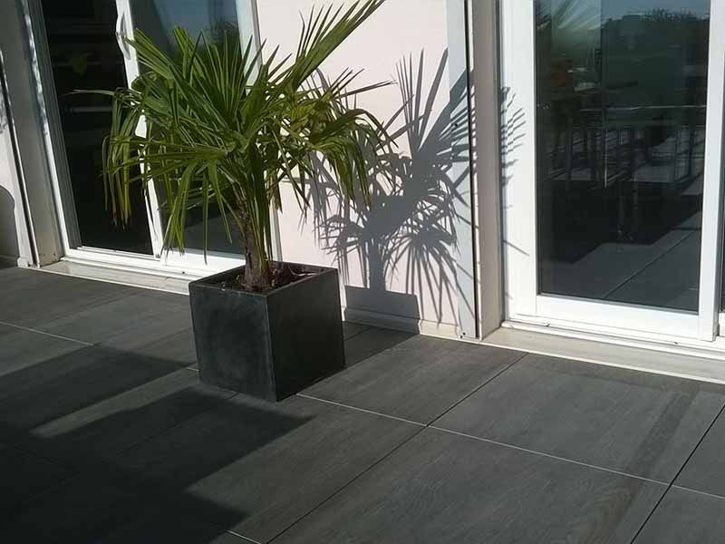 Balcon avec dalles céramiques sur plots 