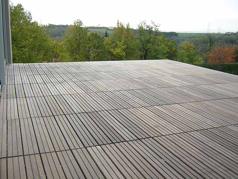 Panneaux de bois sur une terrasse plate