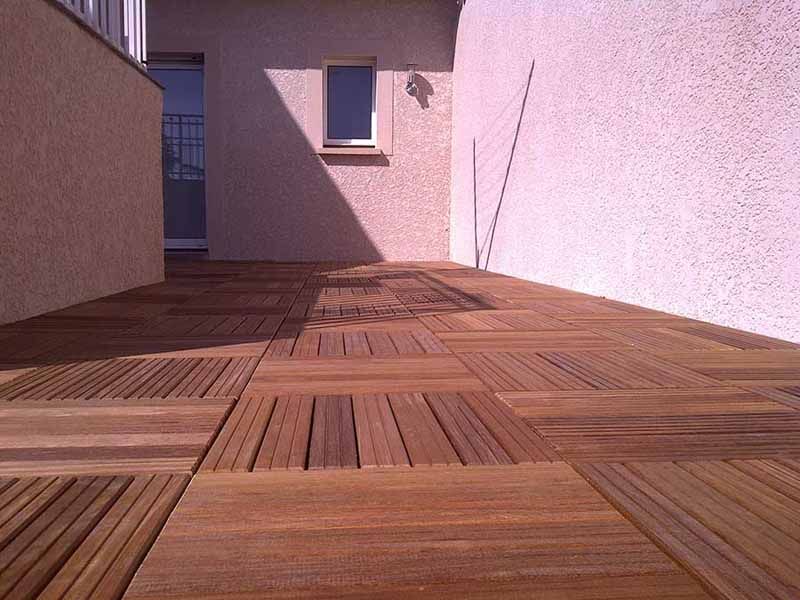 Terrasse avec des dalles en bois sur un toit