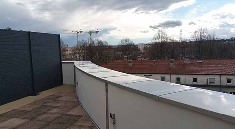 Muret de sécurité sur une terrasse de toit 