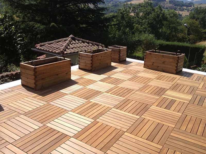 Toiture terrasse avec dalles bois sur plots réglables