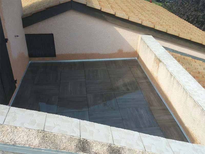 Travaux d'étanchéité sur le toit d'une extension de maison