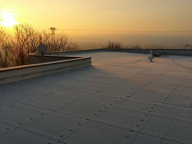 Terrasse de toit avec des dalles isolantes