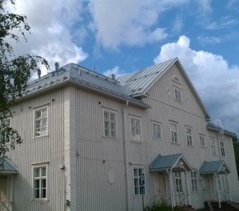 Talo, johon on asennettu konesaumakatto