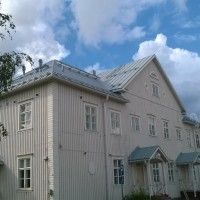 Korjattu peltikatto vanhassa talossa