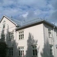 Vanhan rakennuksen peltikattoremontti valmiina