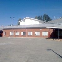 Tiilirakennuksen remontoitu peltikatto