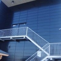 Julkisivukasetteja ja julkisivulamelleja valmiiksi asennettuina