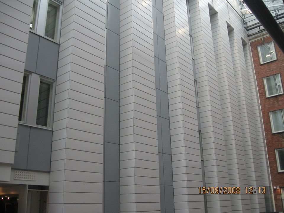 Julkisivukasetteja ja julkisivulamelleja valmiiksi asennettuina