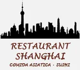 Logotipo del restaurante Shanghai: silueta de paisaje urbano negra, texto marrón "Restaurante Shanghai", "Comida Asiática • Sushi".