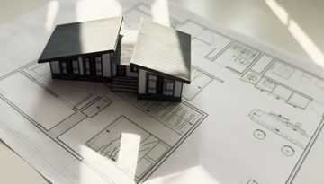 Modelo de casa pequeña en planos arquitectónicos con mucha luz natural.