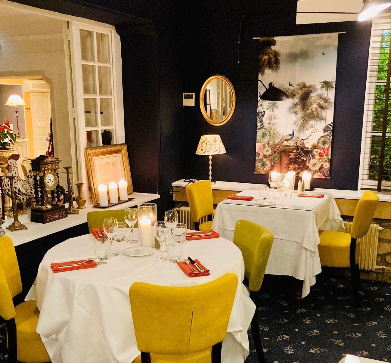 Tables raffinées dressées avec verres à pied et serviettes rouges