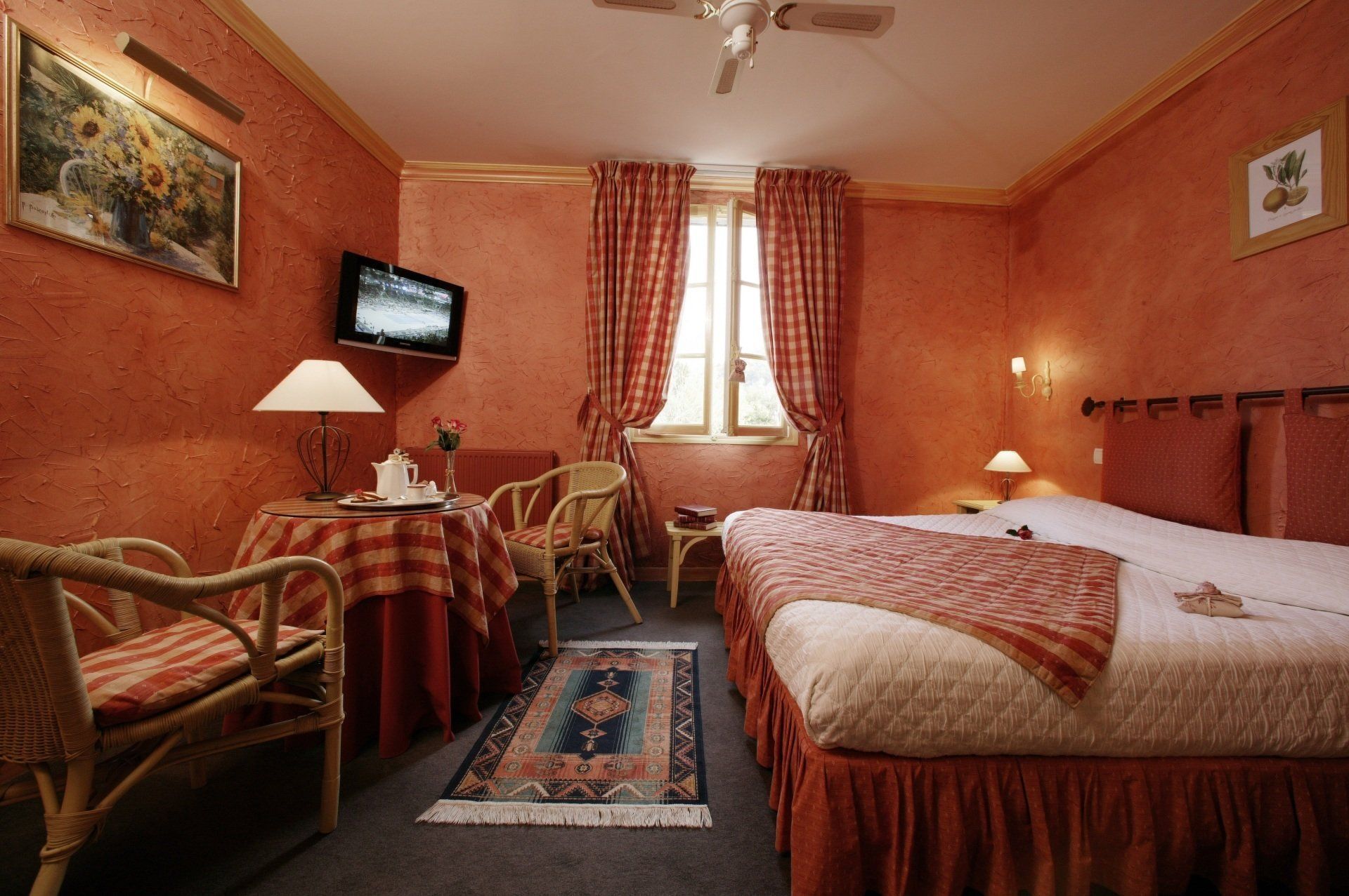 Chambre aux tons orangés et coin salon chaleureux