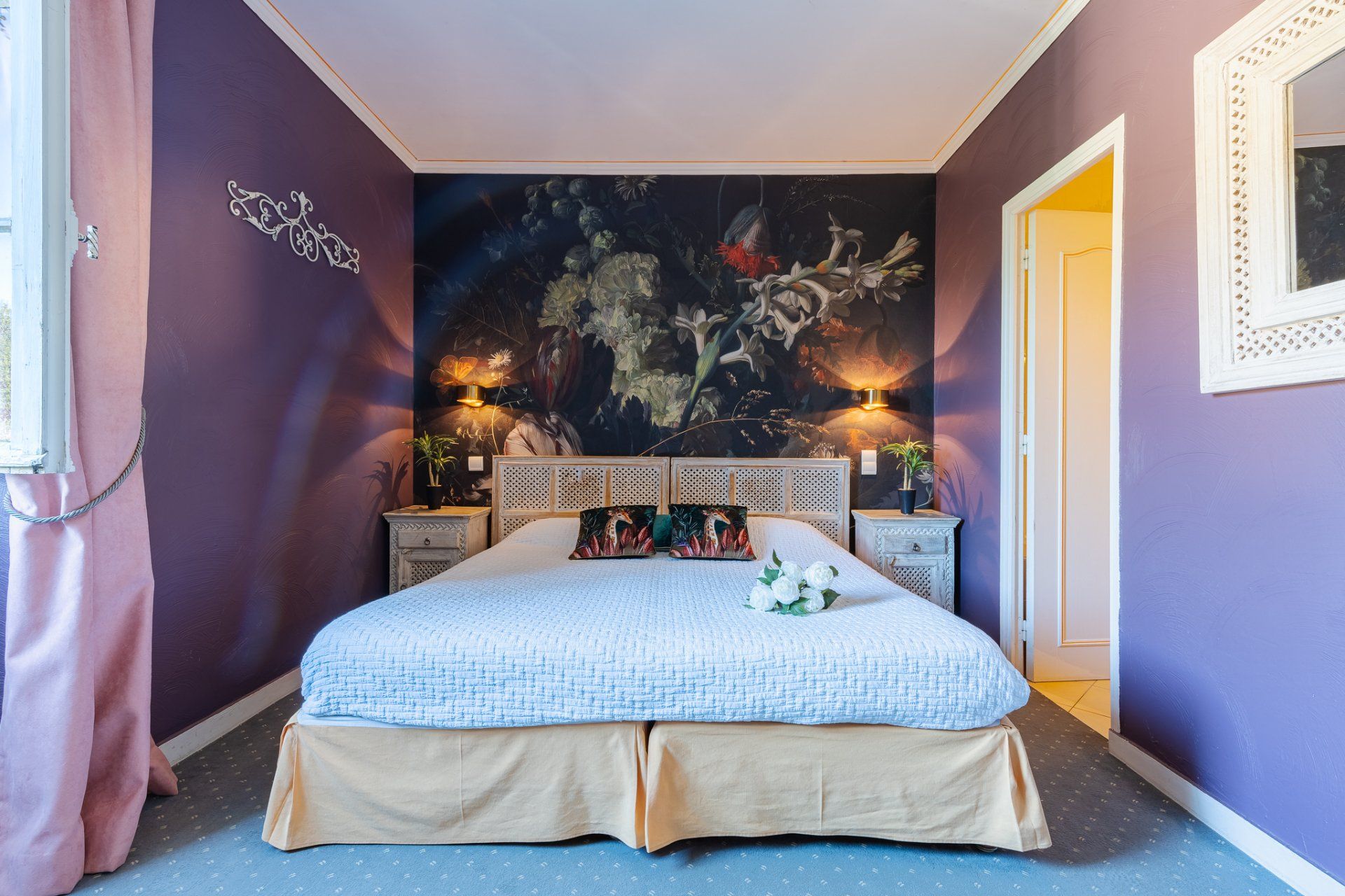 Chambre élégante avec lit double et fresque florale murale sombre
