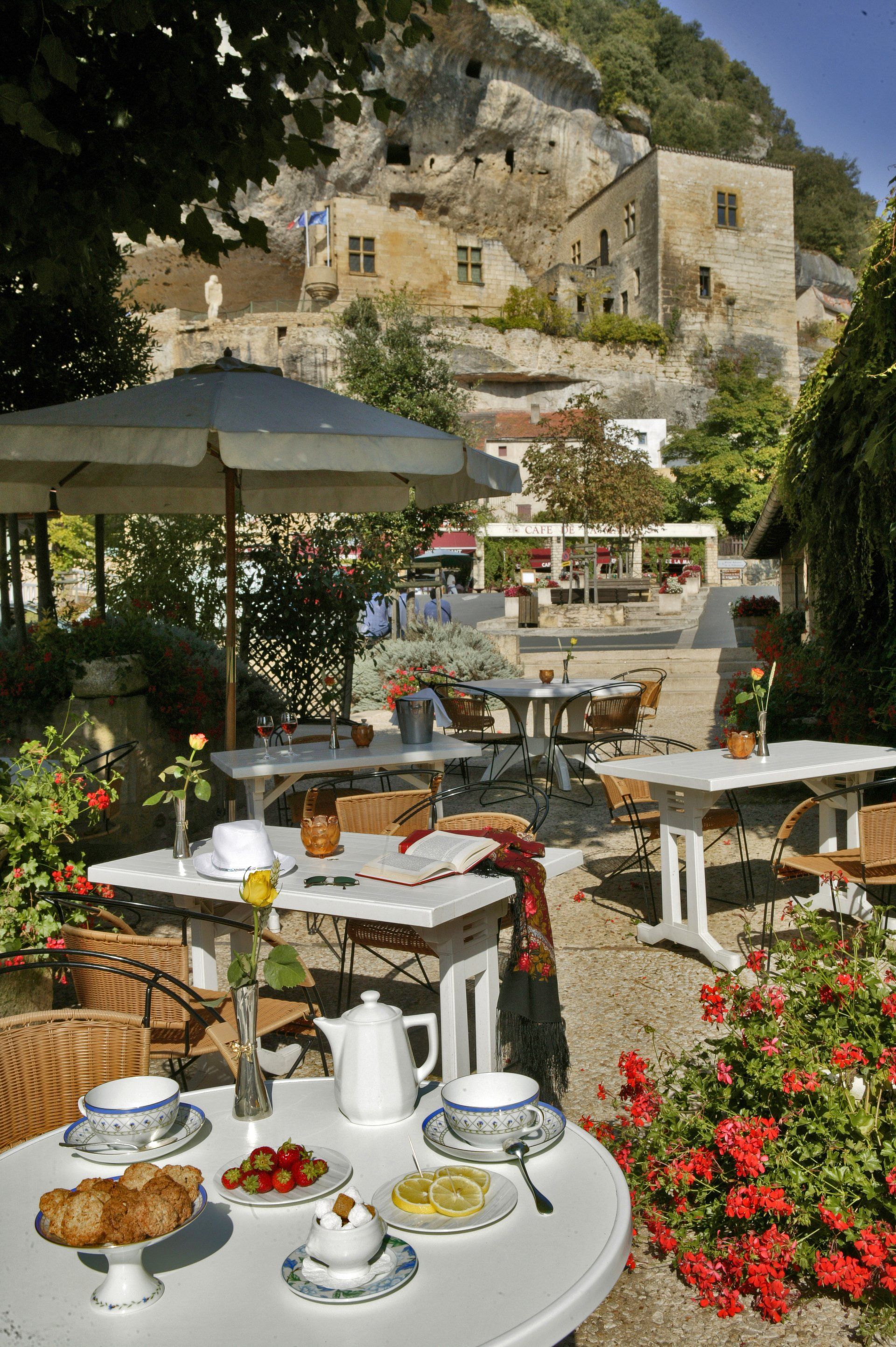 Tables de restauration en terrasse de l'Hostellerie du Passeur