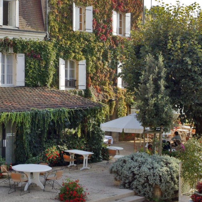 Façade avec de verdure ensoleillée de l'Hostellerie du Passeur