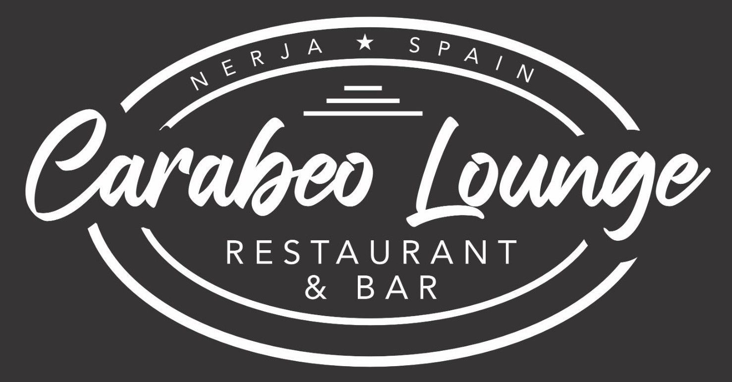 Logotipo del restaurante y bar Carabeo Lounge en blanco sobre fondo oscuro, con el texto Nerja, Espa&ntilde;a.