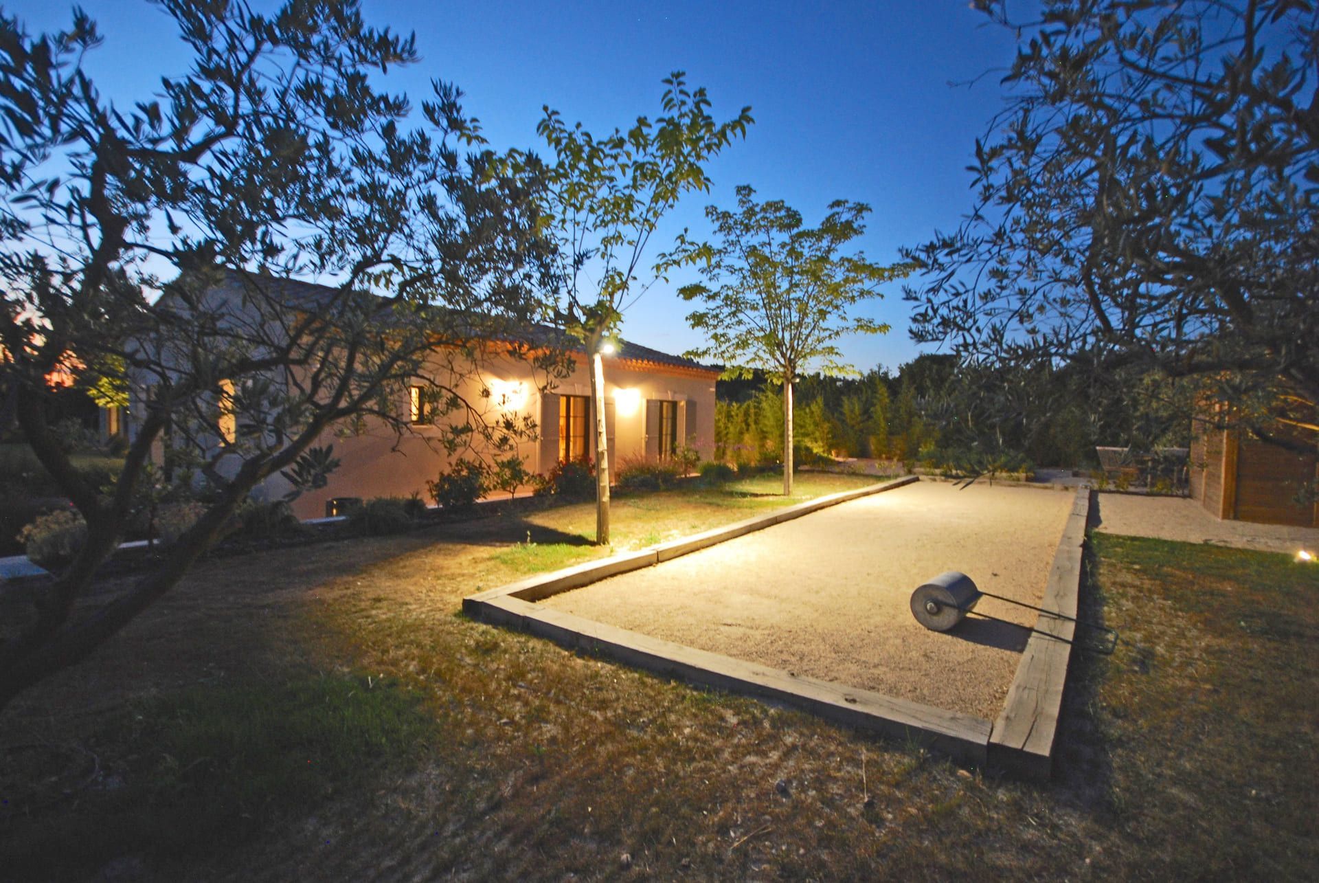 Terrain de pétanque construit dans le jardin d'un particulier.