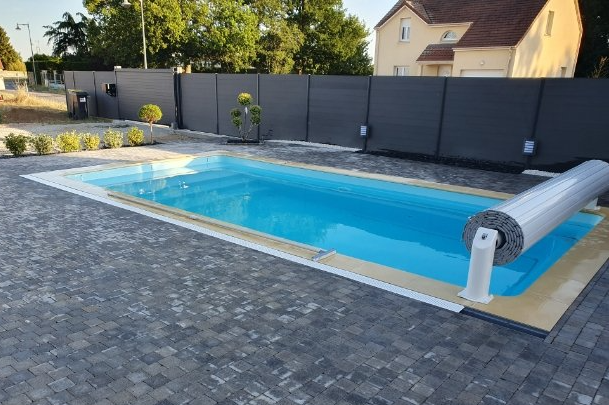 Piscine avec terrasse en pierre naturelle par notre entreprise