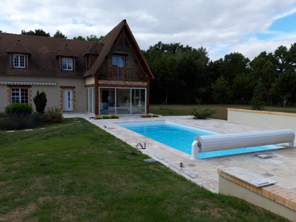 Piscine avec dallage en pierre