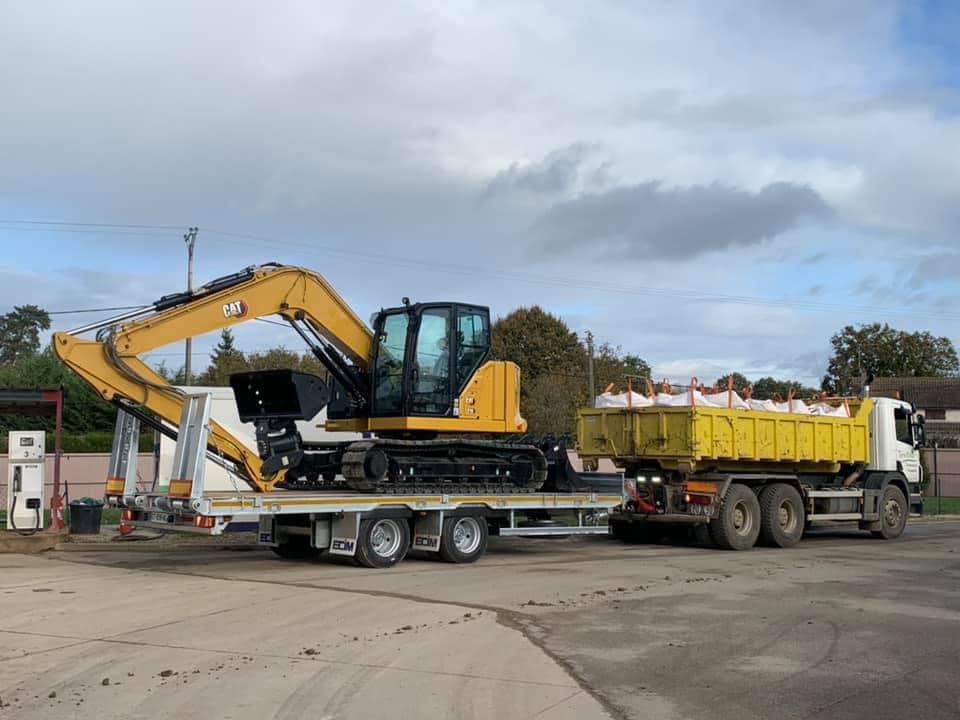 Camion et pelleteuse jaunes