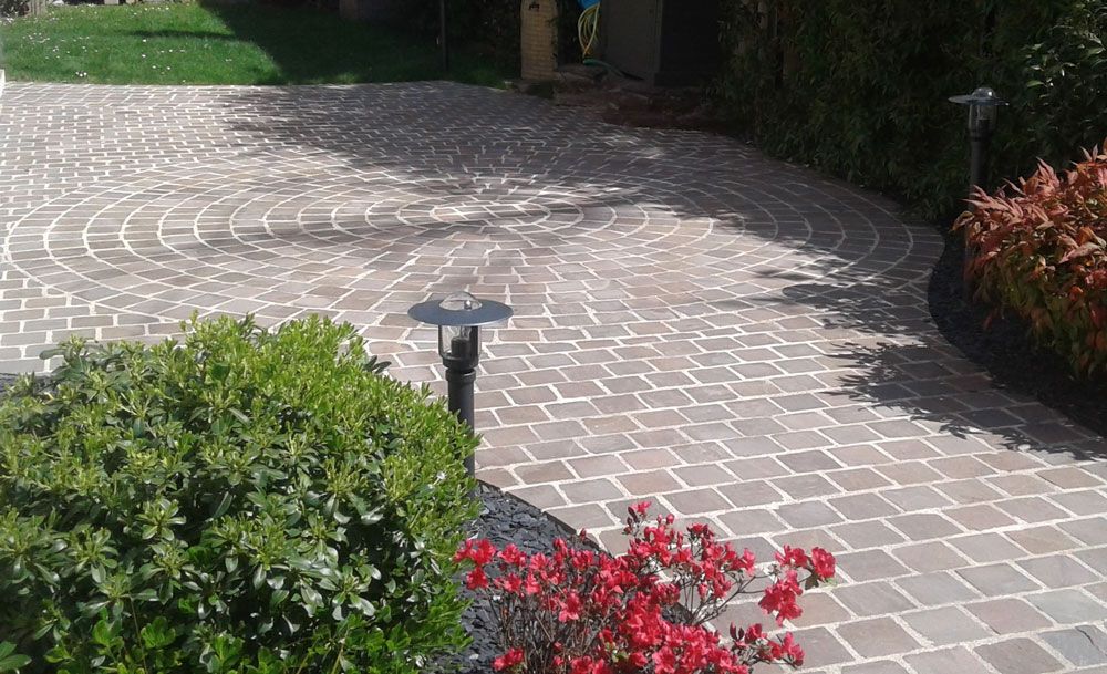 Allée de jardin pavée