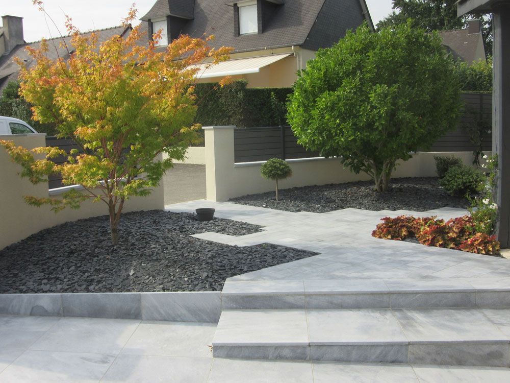 Jardin avec arbres et chemins en dalles de béton