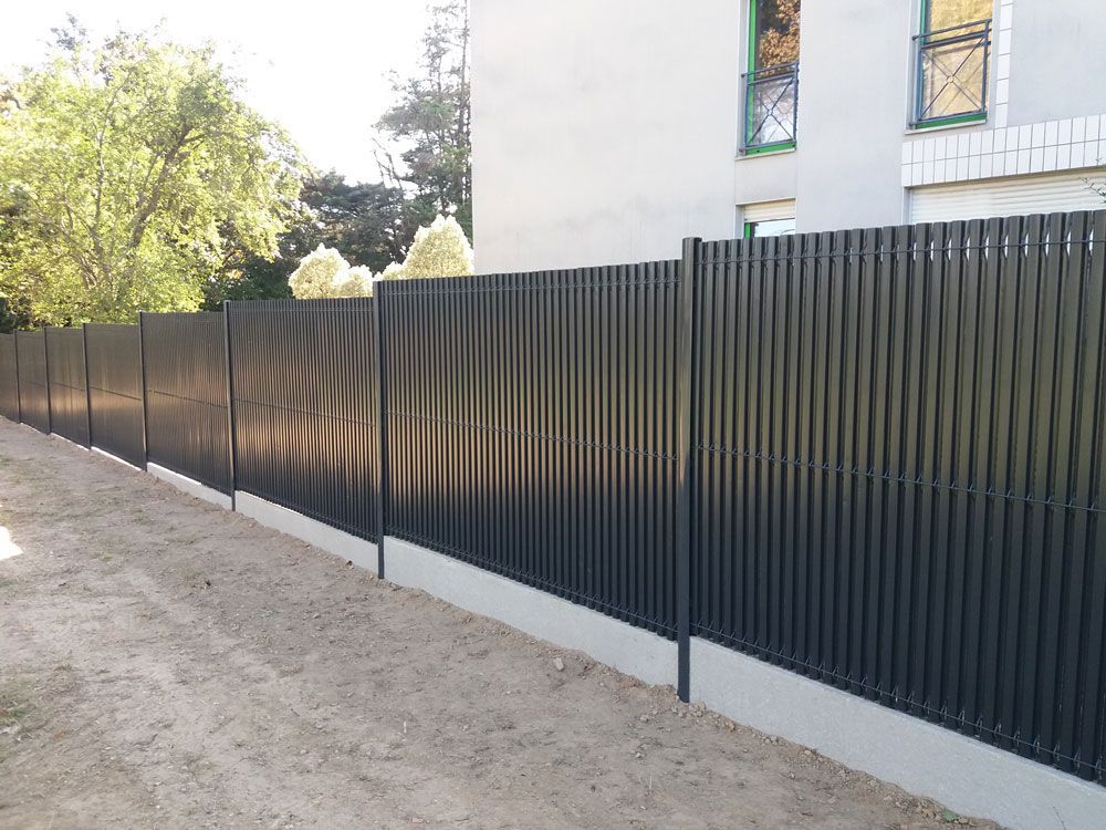Clôture de jardin foncée