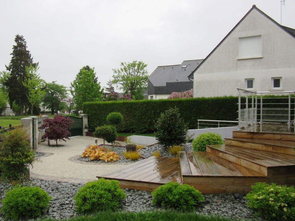 Jardin aménagé avec grandes marches en bois