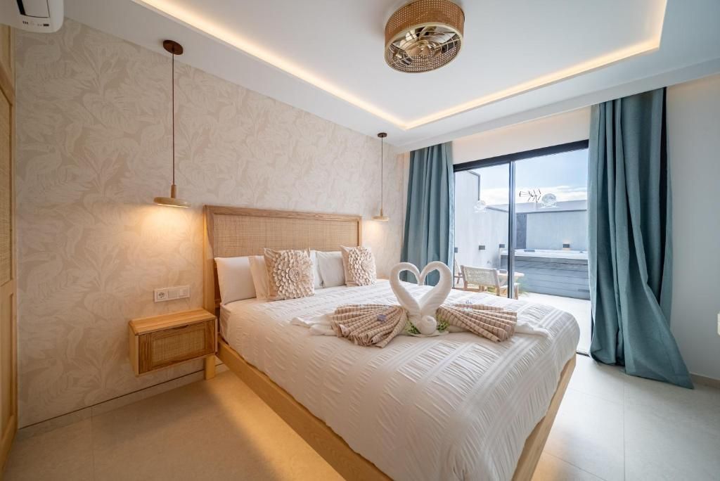 Dormitorio principal con cama king size y acceso directo a la terraza